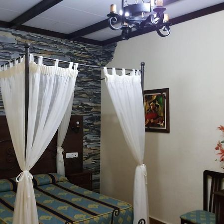 Hostal El Lirio Bollullos Par del Condado Dış mekan fotoğraf