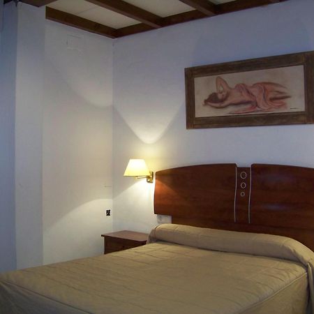 Hostal El Lirio Bollullos Par del Condado Dış mekan fotoğraf