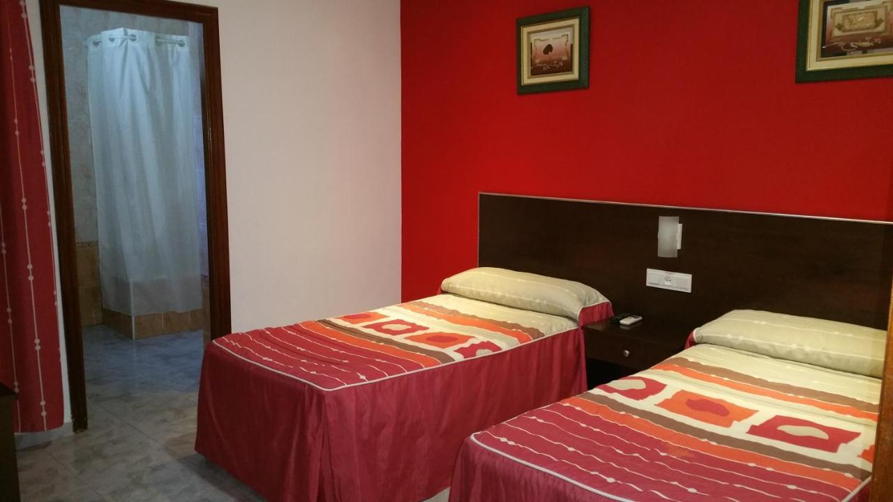 Hostal El Lirio Bollullos Par del Condado Dış mekan fotoğraf