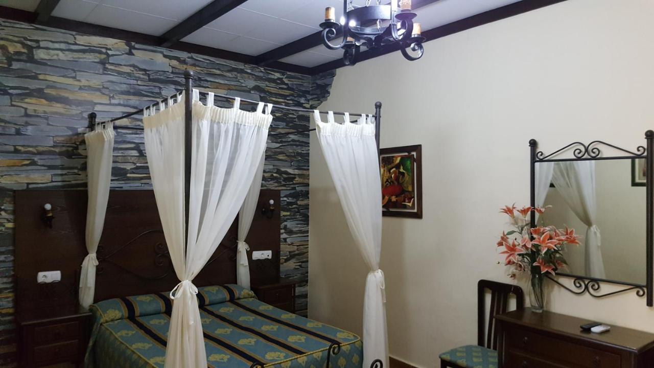 Hostal El Lirio Bollullos Par del Condado Dış mekan fotoğraf