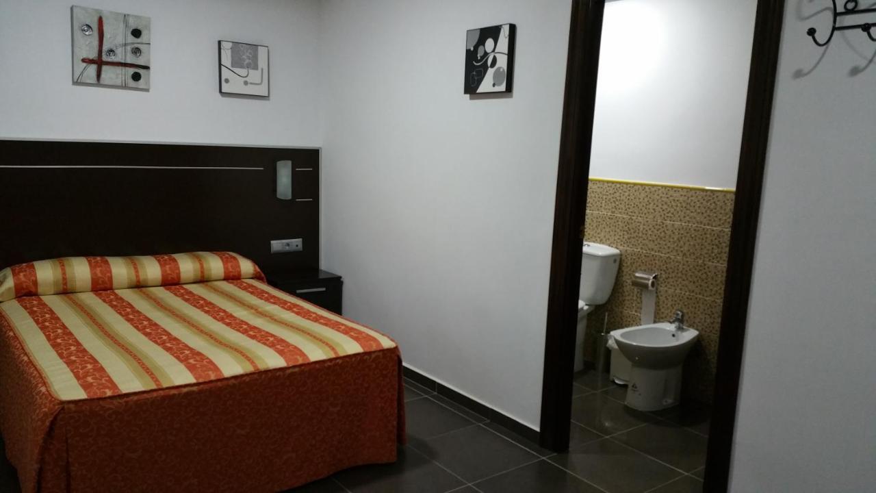 Hostal El Lirio Bollullos Par del Condado Dış mekan fotoğraf