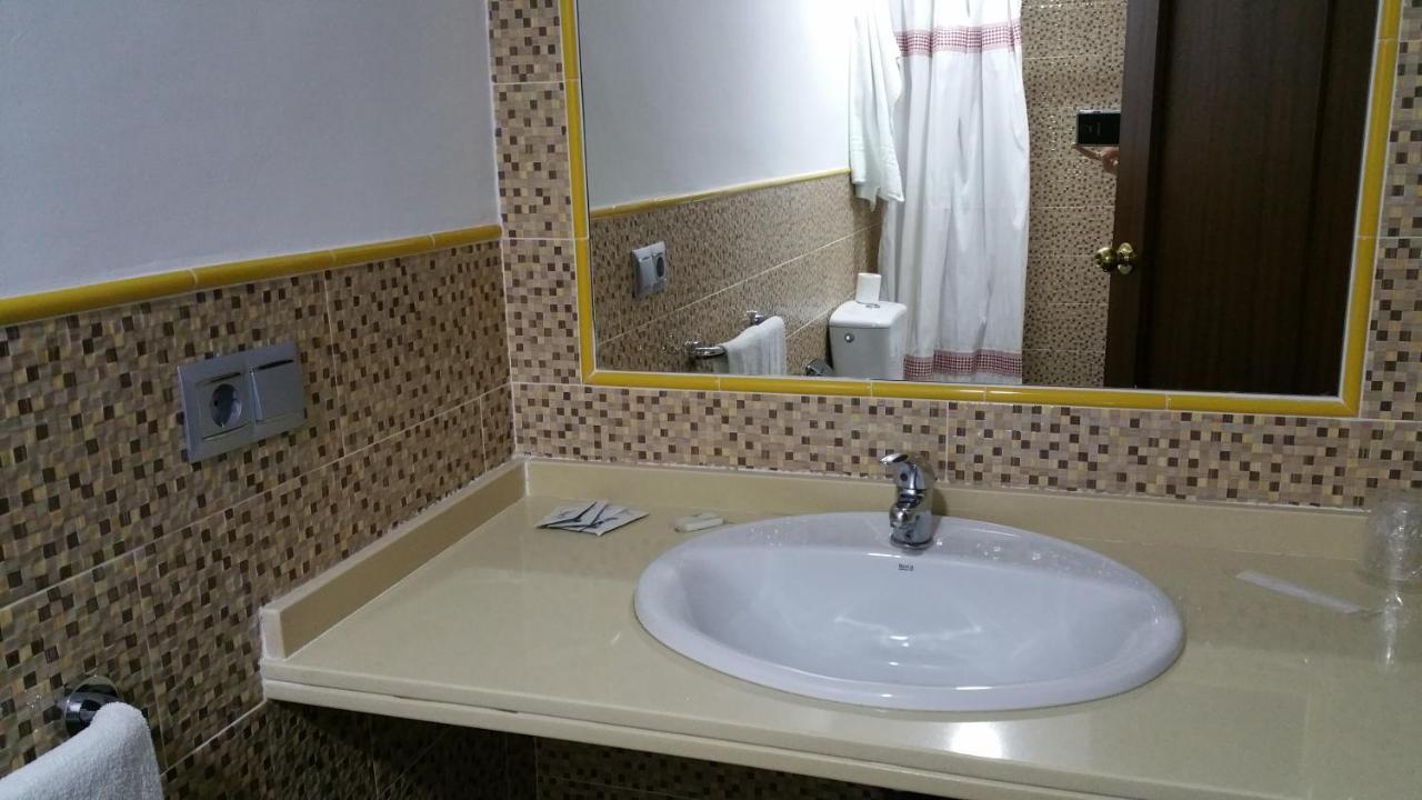 Hostal El Lirio Bollullos Par del Condado Dış mekan fotoğraf
