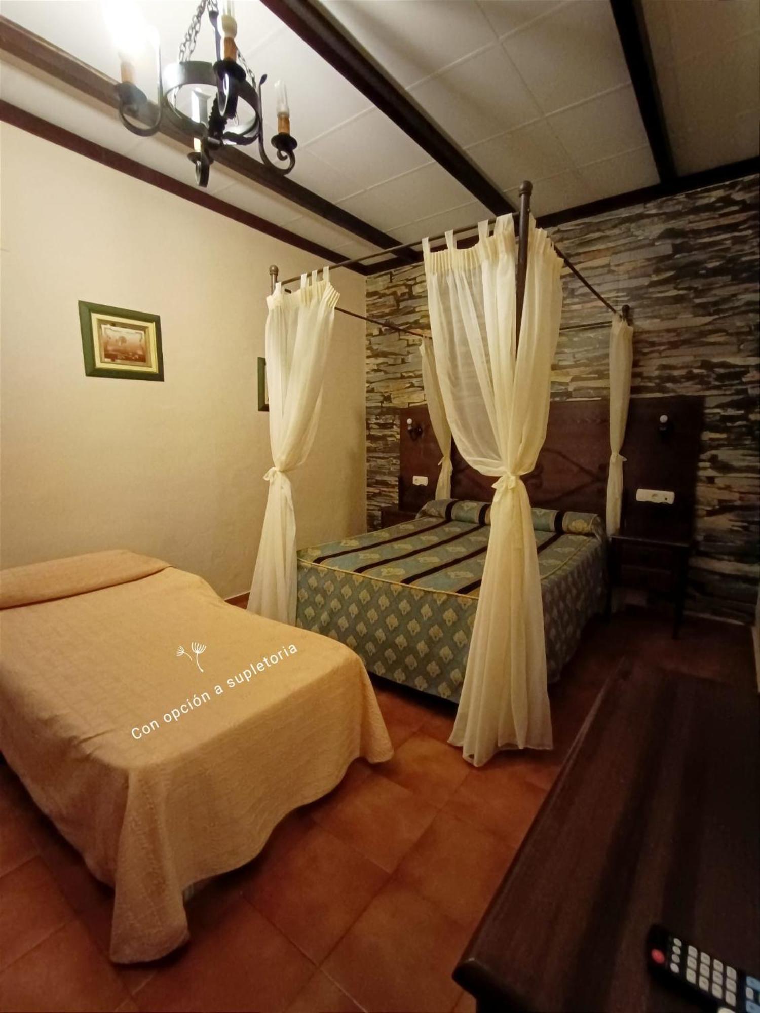 Hostal El Lirio Bollullos Par del Condado Dış mekan fotoğraf