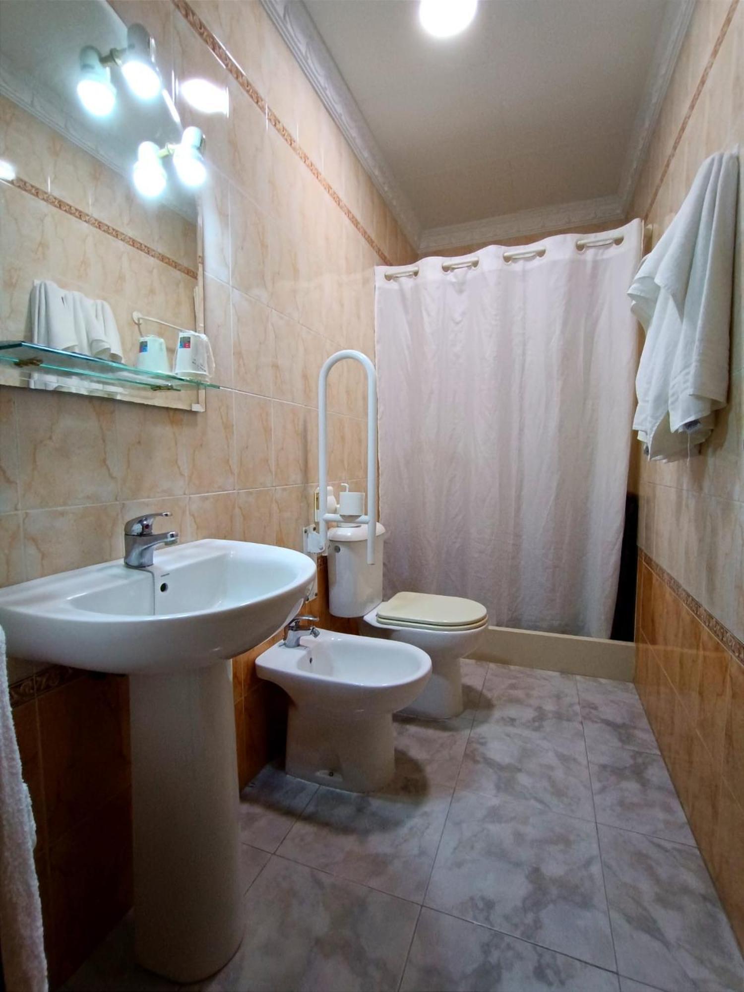 Hostal El Lirio Bollullos Par del Condado Dış mekan fotoğraf
