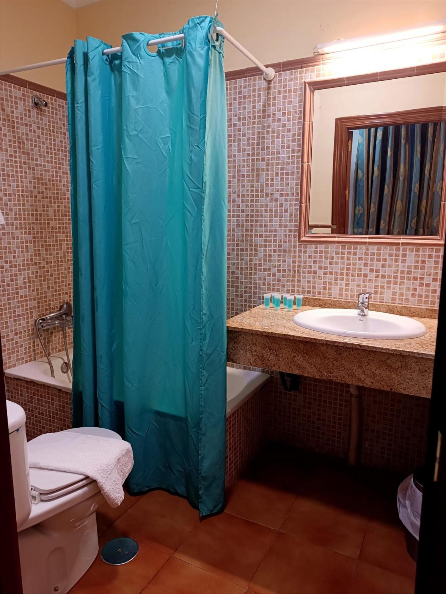 Hostal El Lirio Bollullos Par del Condado Dış mekan fotoğraf