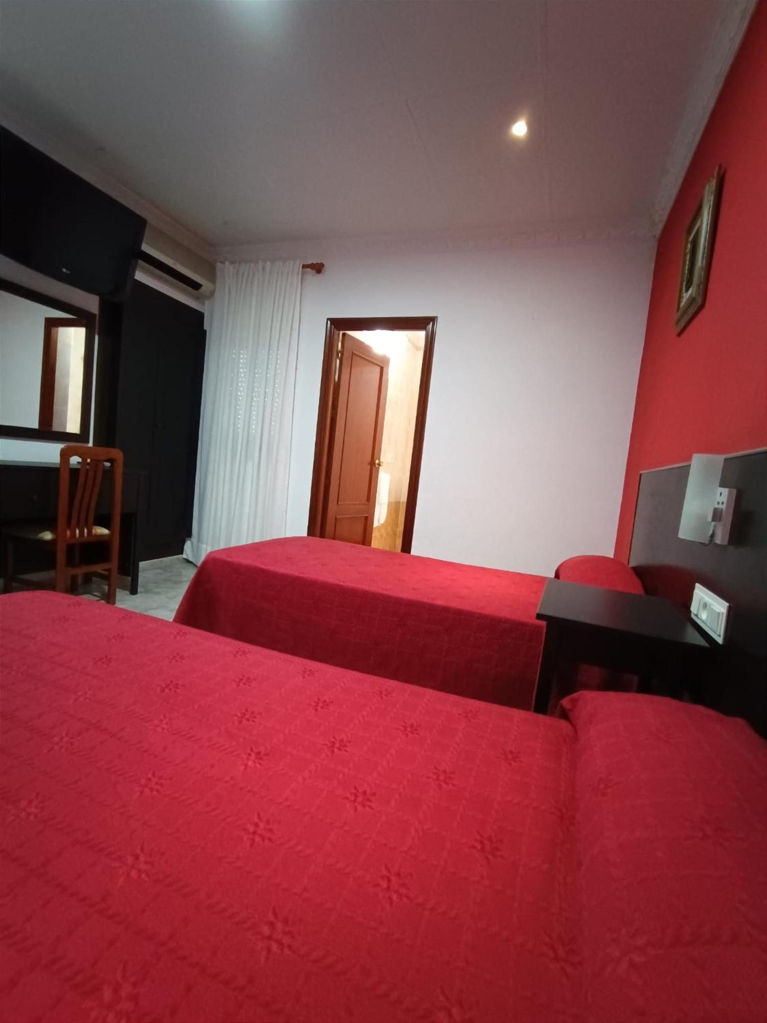 Hostal El Lirio Bollullos Par del Condado Dış mekan fotoğraf