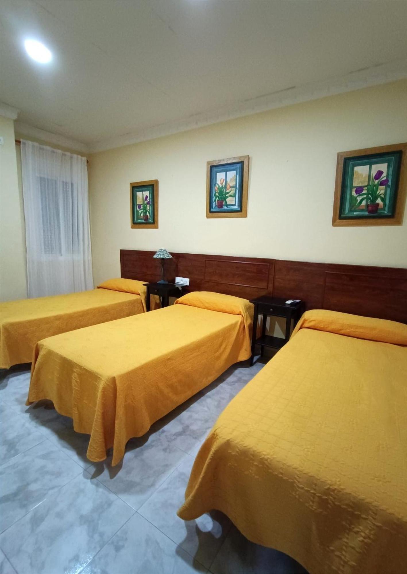 Hostal El Lirio Bollullos Par del Condado Dış mekan fotoğraf