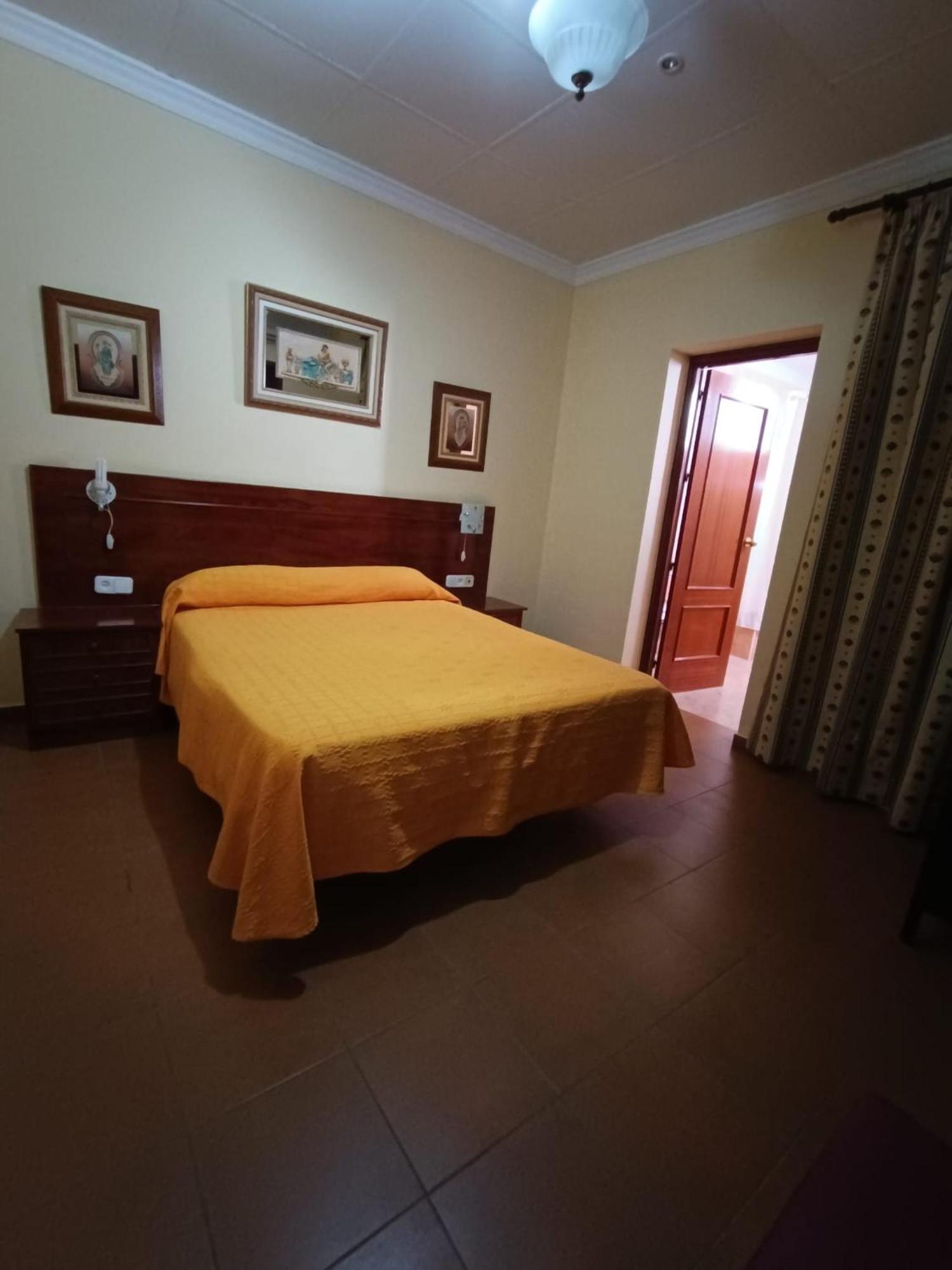 Hostal El Lirio Bollullos Par del Condado Dış mekan fotoğraf